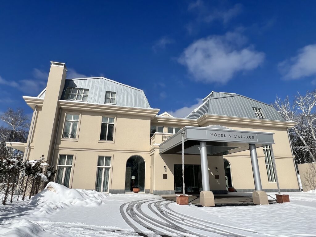 Front entrance at winter, Hotel de L'Alpage. 